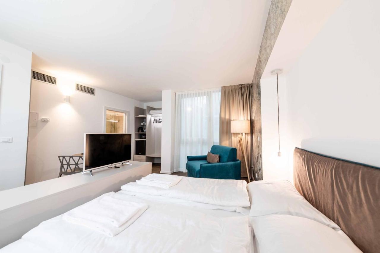 Stay Cooper L Guesthouse Zum Loewen Мерано Экстерьер фото