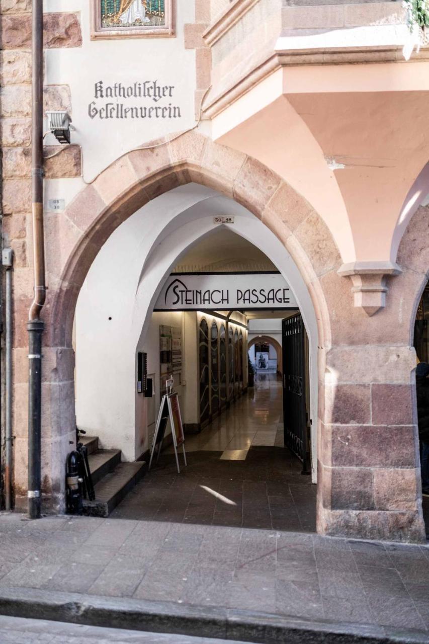 Stay Cooper L Guesthouse Zum Loewen Мерано Экстерьер фото