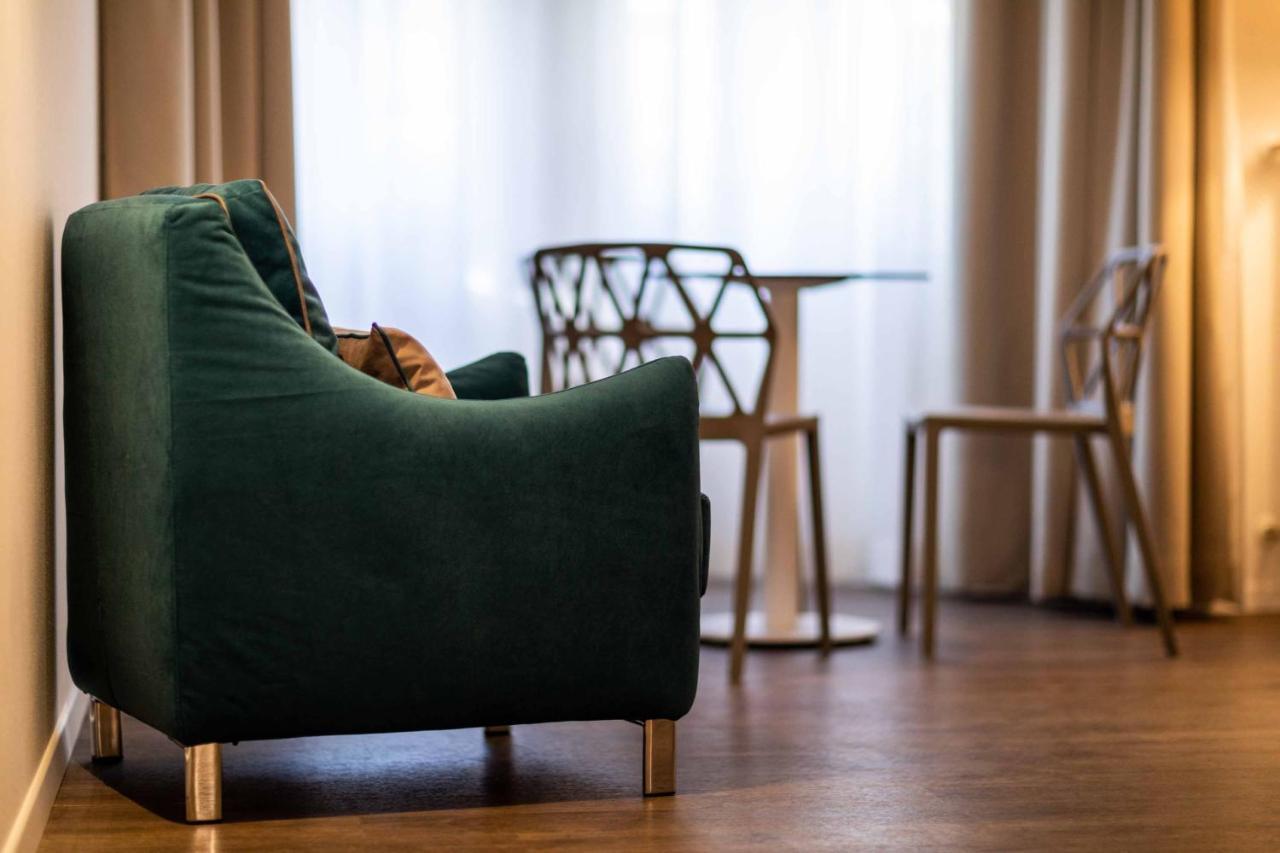 Stay Cooper L Guesthouse Zum Loewen Мерано Экстерьер фото