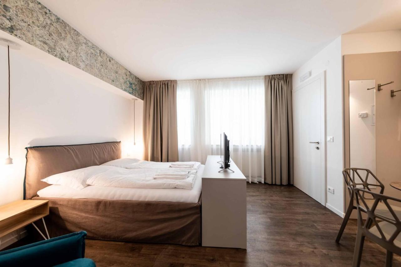Stay Cooper L Guesthouse Zum Loewen Мерано Экстерьер фото