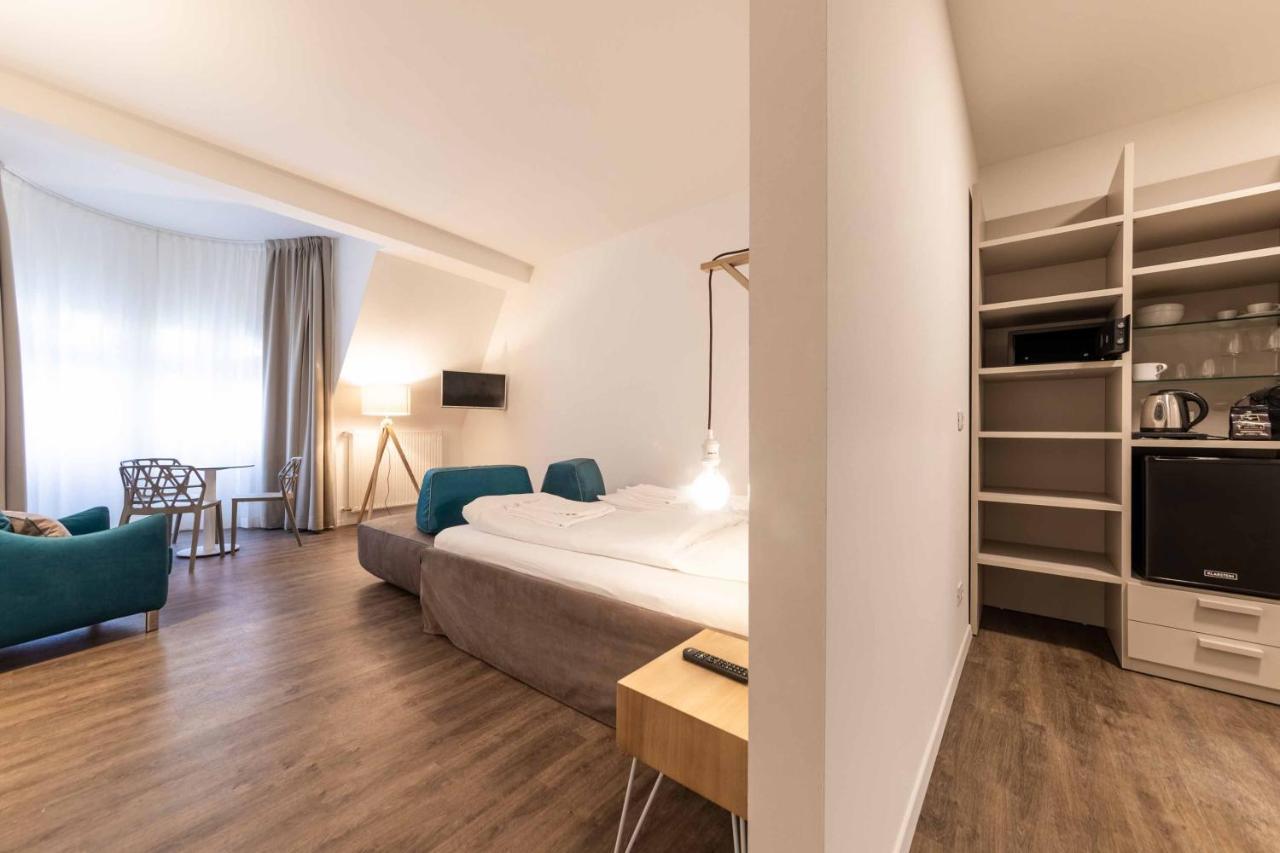 Stay Cooper L Guesthouse Zum Loewen Мерано Экстерьер фото