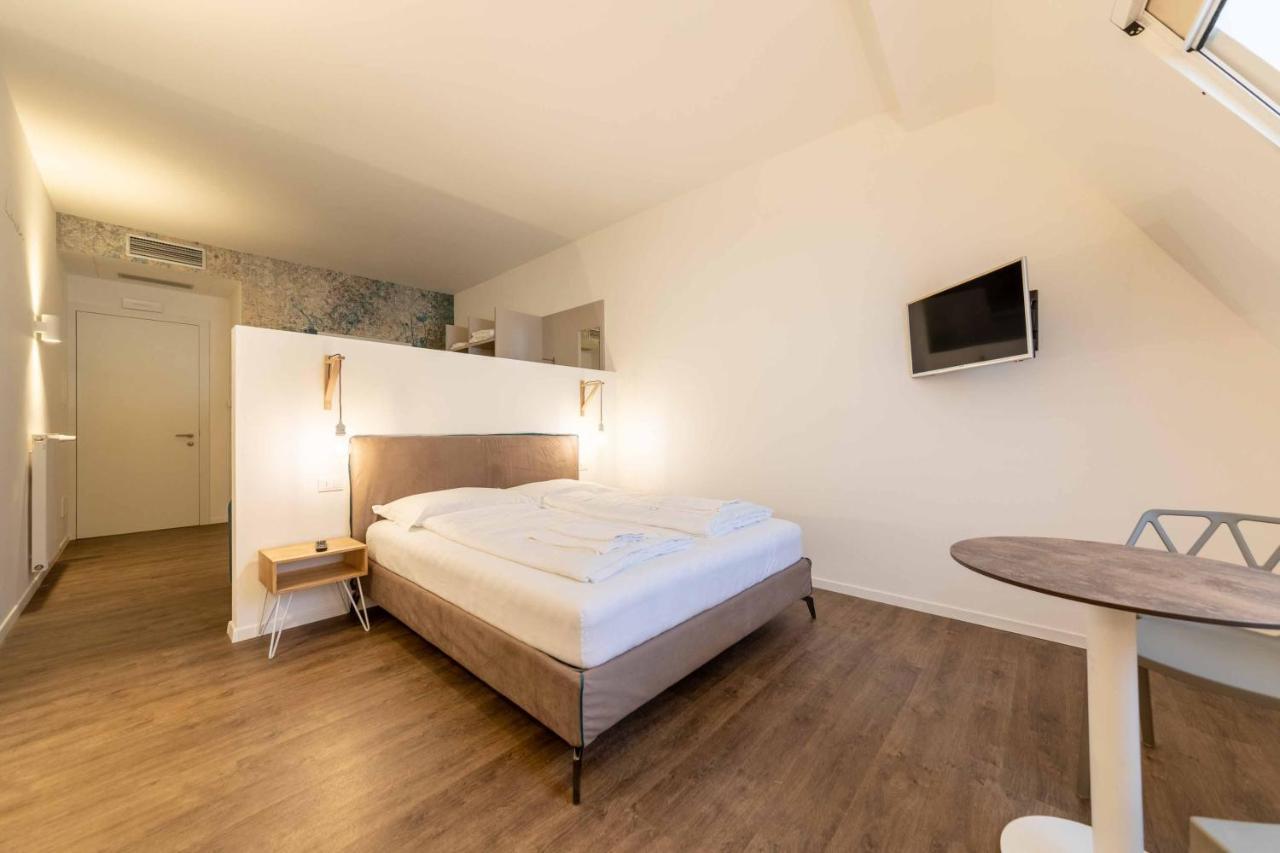 Stay Cooper L Guesthouse Zum Loewen Мерано Экстерьер фото